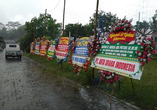 foto pengiriman bunga papan selamat dan sukses Temanggung
