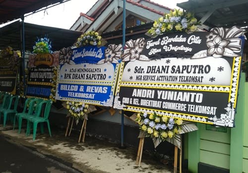 foto pengiriman karangan bunga duka cita di Temanggung